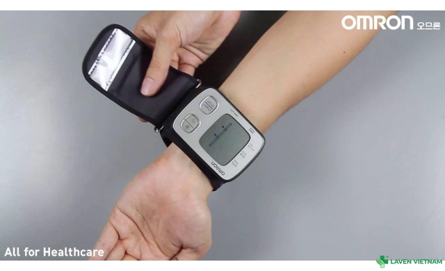 Máy đo huyết áp cổ tay tự động Omron HEM-6221