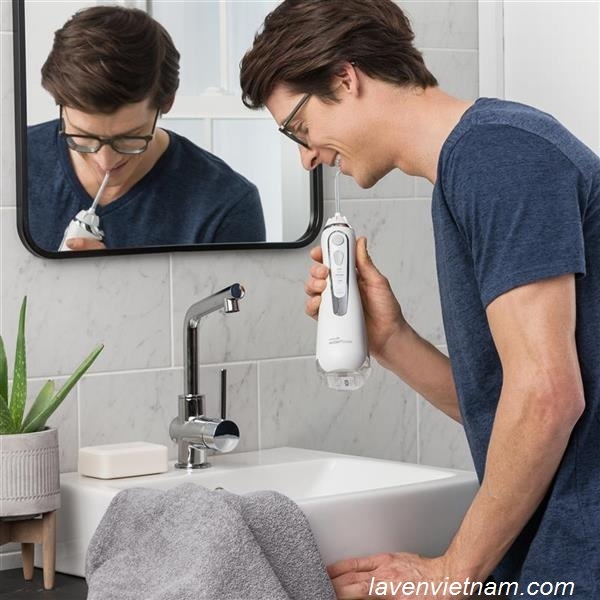 Chăm sóc răng miệng bằng Máy tăm nước sẽ dễ dàng hơn so với chỉ nha khoa