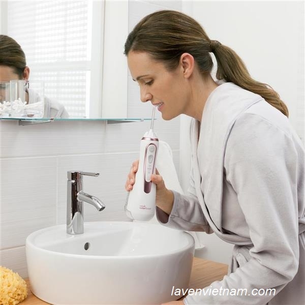 Sử dụng máy tăm nước được bác sĩ nha khoa khuyên dùng cho tất cả mọi người đặc biệt là người chỉnh nha