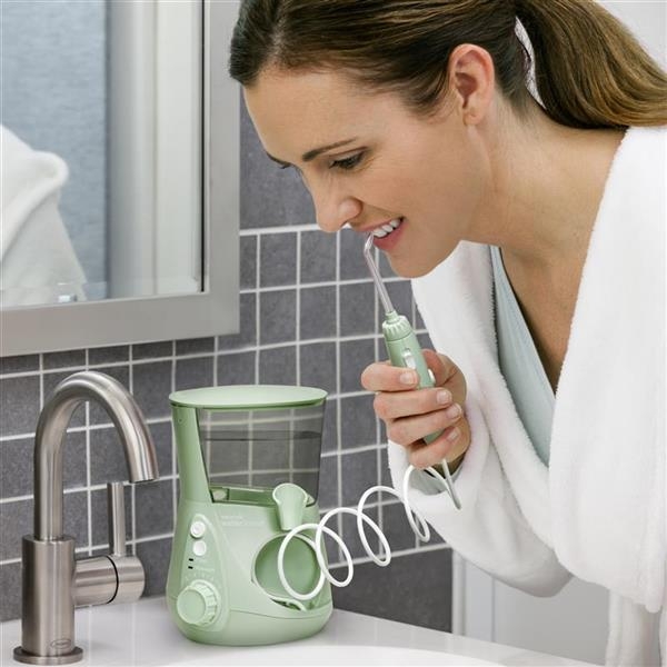 Đừng quên chăm sóc răng miệng của mình bằng máy tăm nước nếu bạn có răng nhạy cảm
