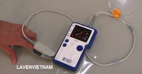 Máy đo nồng độ Oxy Uright Vtrust TD-8201 dùng để đo sự bão hòa oxy (SpO2) trong mạch máu và nhịp tim. Phát hiện hiện tượng nhịp tim bất thường và thiếu oxy trong máu hiệu quả.
