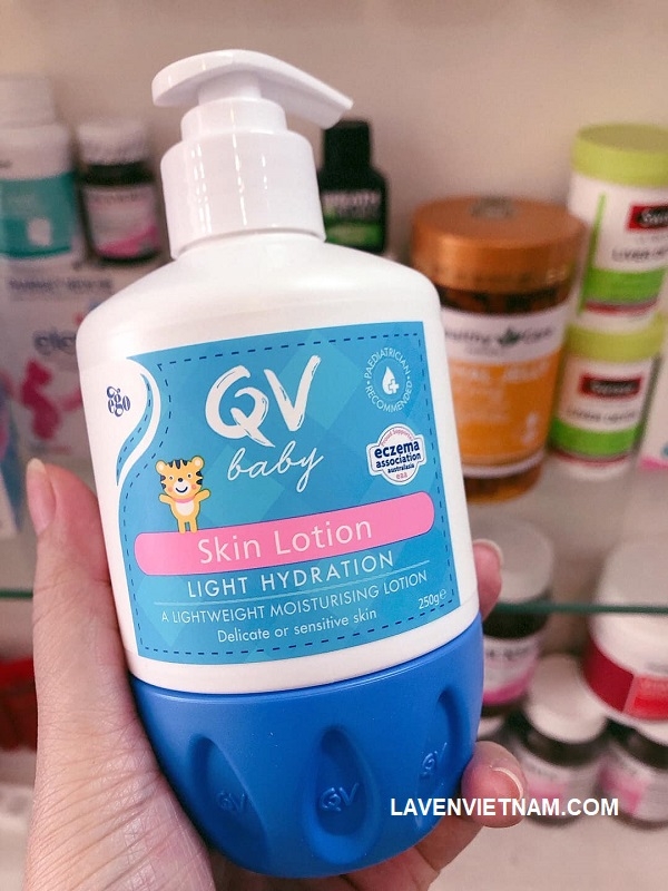  QV Baby Lotion  với Công thức cân bằng độ pH, ít gây kích ứng, không chứa hương liệu, màu, lanolin và propylene glycol.