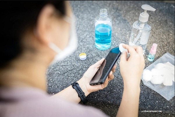 Thường xuyên khử trùng điện thoại là cách để bảo vệ bạn khỏi dịch bệnh
