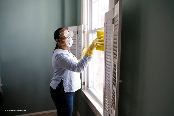 nếu ai đó có nguy cơ nhiễm vi-rút đã ở trong nhà bạn, việc dọn dẹp để giảm lượng ô nhiễm trên bề mặt có thể giúp giảm nguy cơ lây truyền thêm coronavirus. 