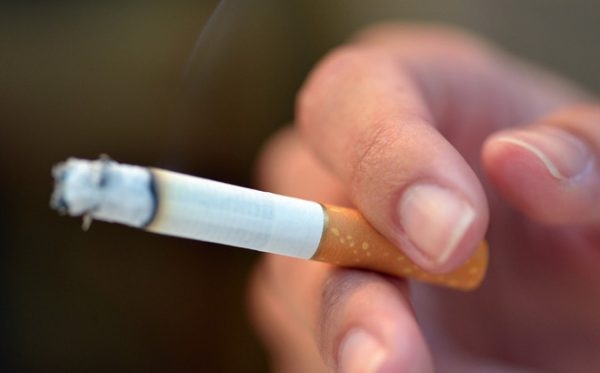 Khói thuốc lá và bụi mịn là những chất gây ra những bệnh mãn tính cho con người