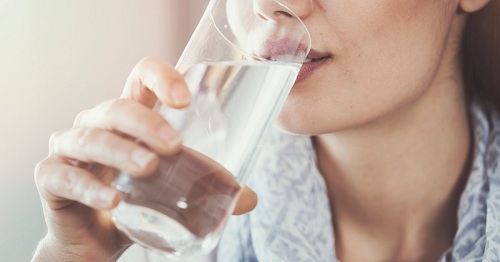 Uống nước nhiều hơn tốt cho đào thải tự nhiên và giảm bọng mắt